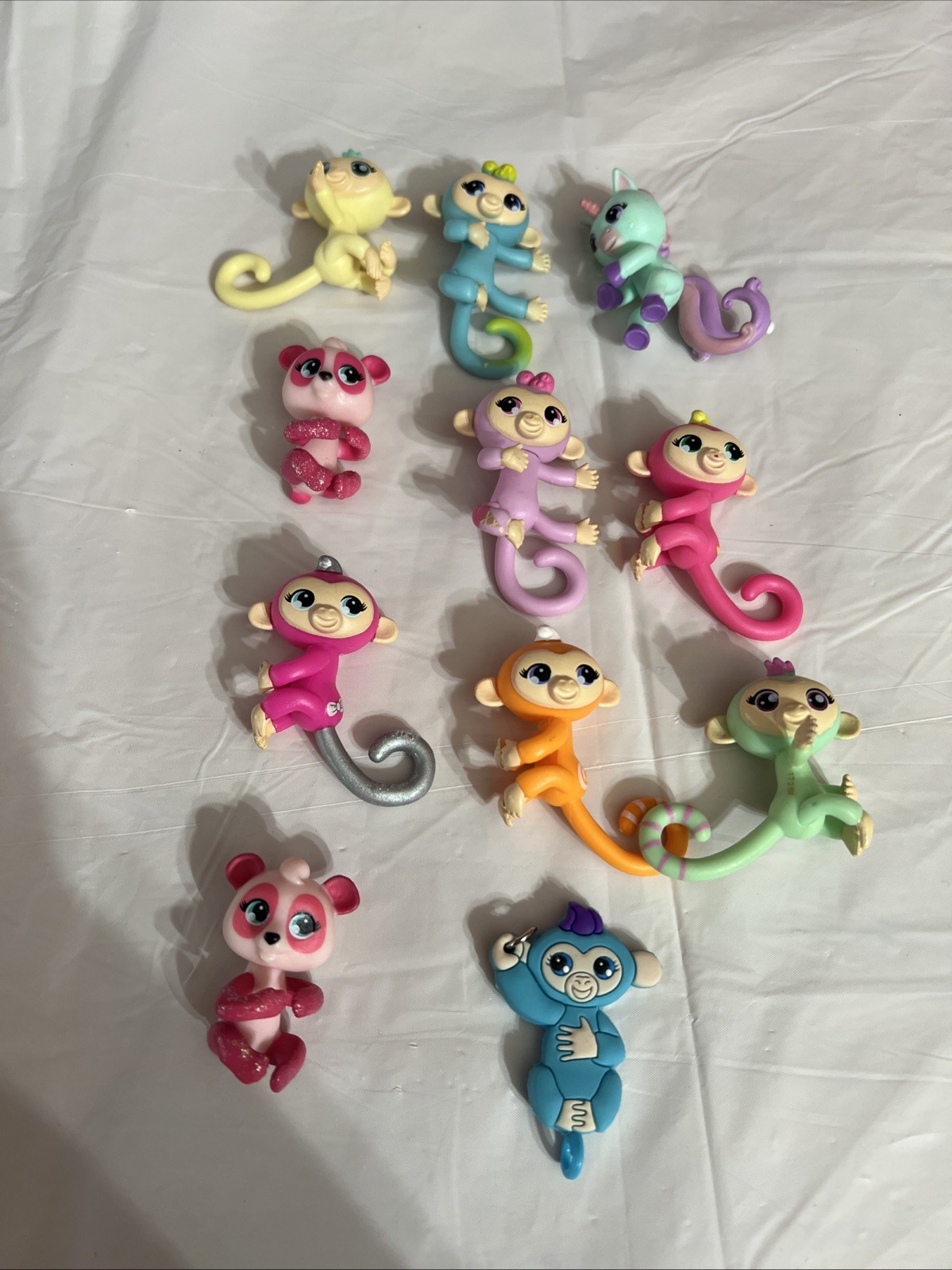 Fingerlings lotto di 10 più portachiavi 7 scimmie 1 unicorno e 2 panda