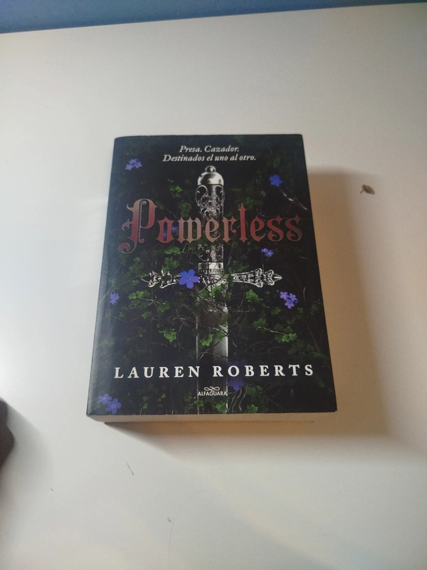 Libro Powerless de la autora Lauren Roberts