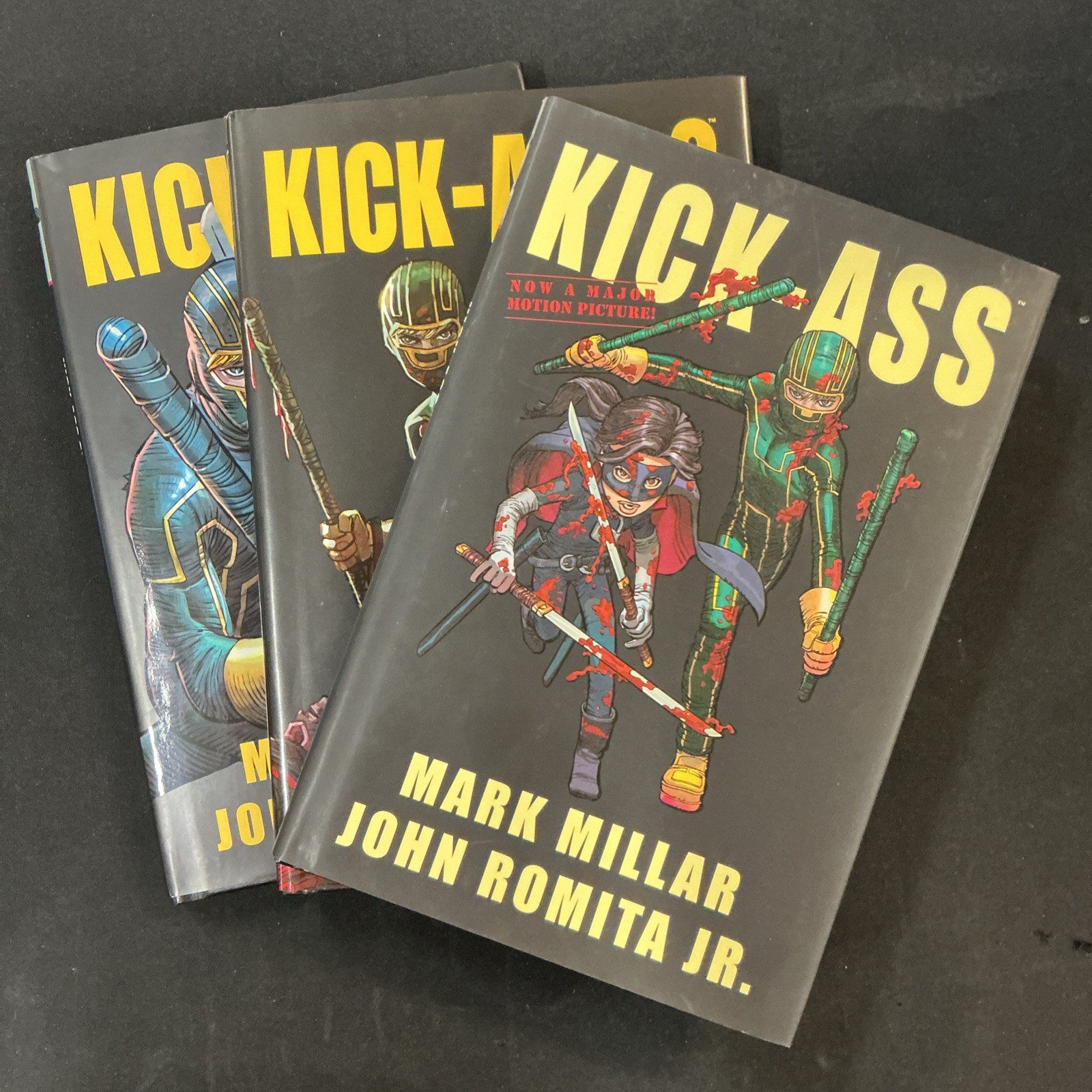 KICK-ASS Vol 1-3 ~ romanzo con copertina rigida ~ Mark Millar, John Romita Jr ~ icona