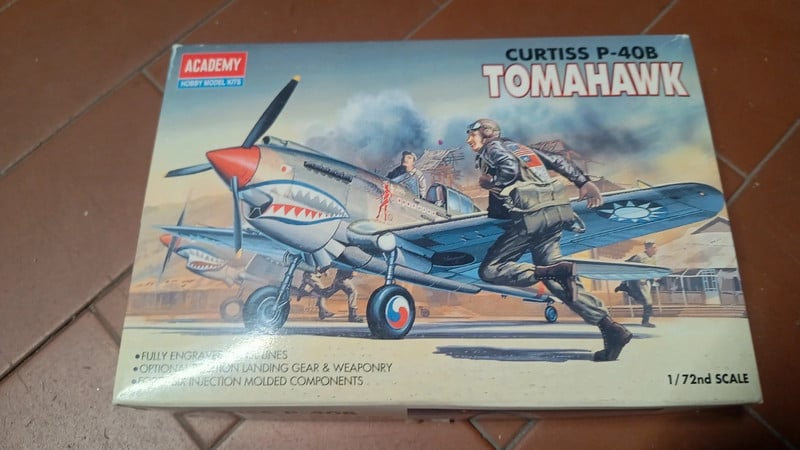Kit Academy aereo p40-b Tomahawk