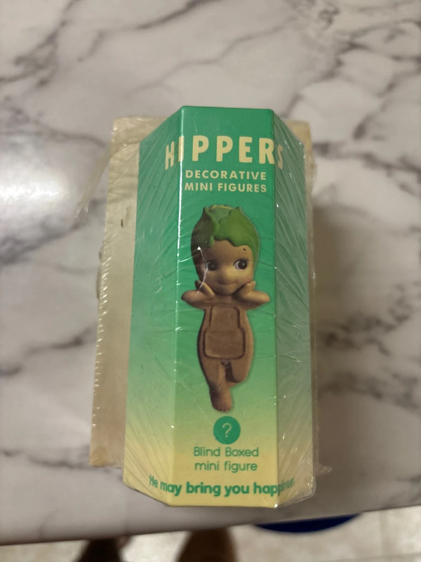 Caja de madera y muñeco verde