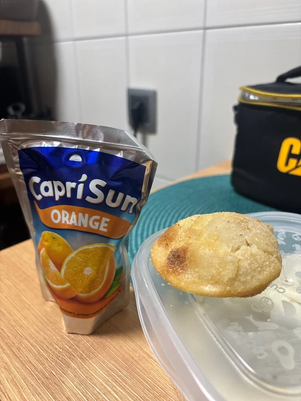 Caprisun de laranja e rissol de carne cru