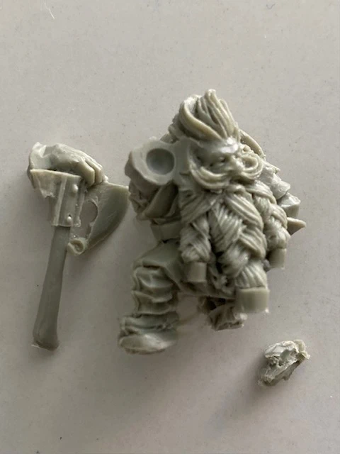 Enano con cresta y hacha MOM Miniatures – resina – wargames