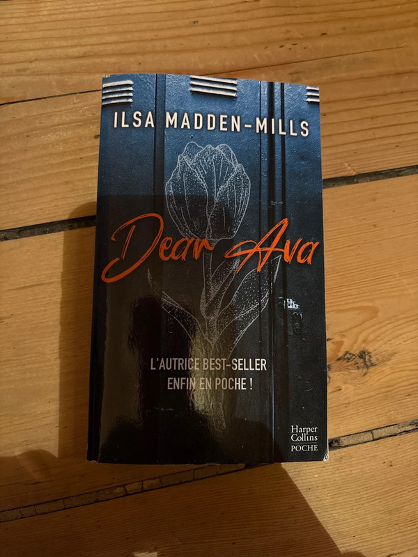 Livre de poche dear ava