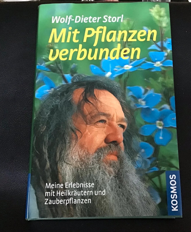 Mit Pflanzen verbunden.