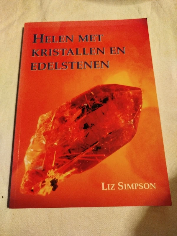 Helen met kristallen en edelstenen. Liz Simpson