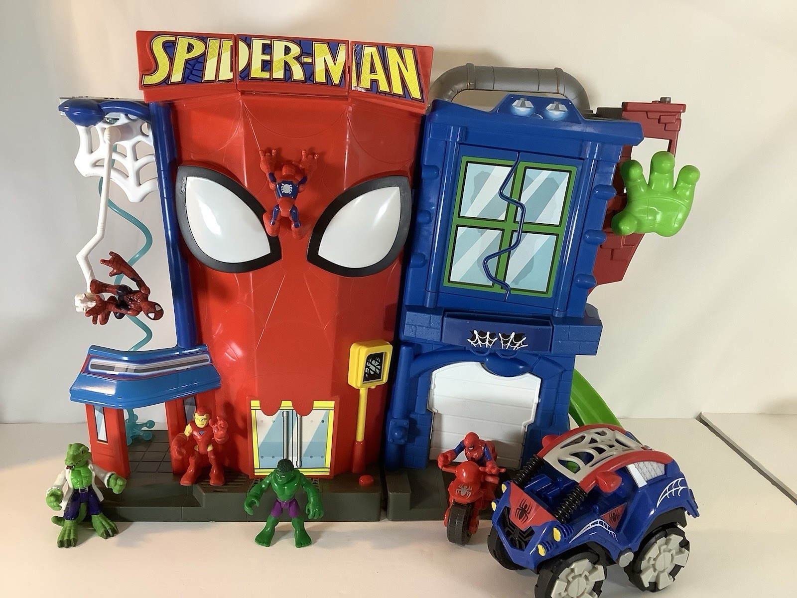 Playskool Super Heroes Spider-Man Playset con personaggio magnetico 