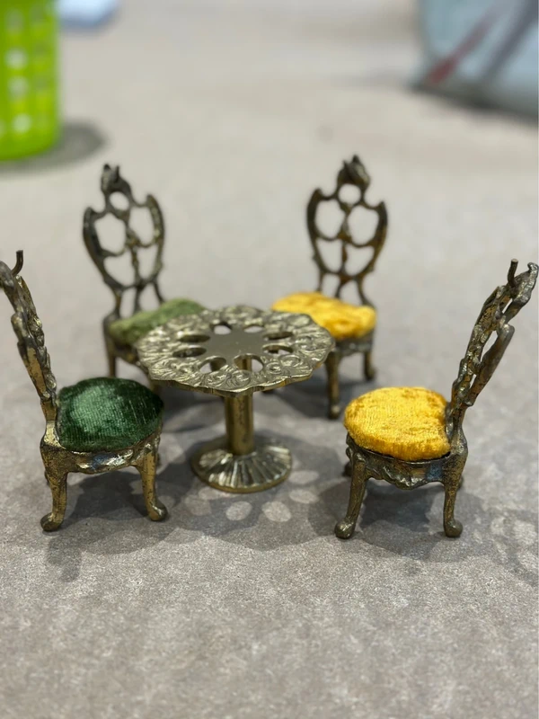 "Juego de muebles miniatura vintage de latón/bronce para casa de muñecas