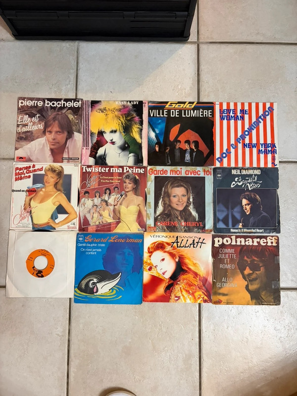 Lot de 18 vinyles 45 tours – Variété française & internationale