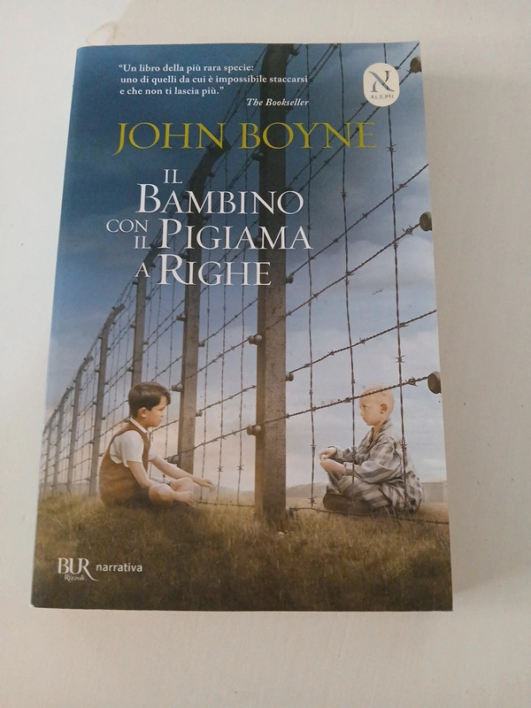Il bambino con il pigiama a righe