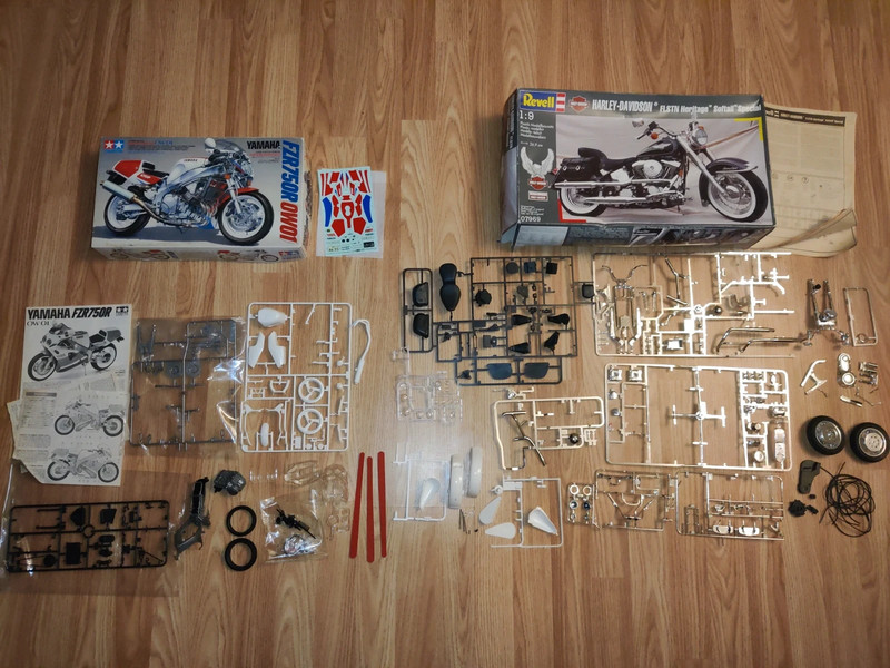 Lot 2 maquettes motos (Harley 1/9 + Yamaha 1/12)