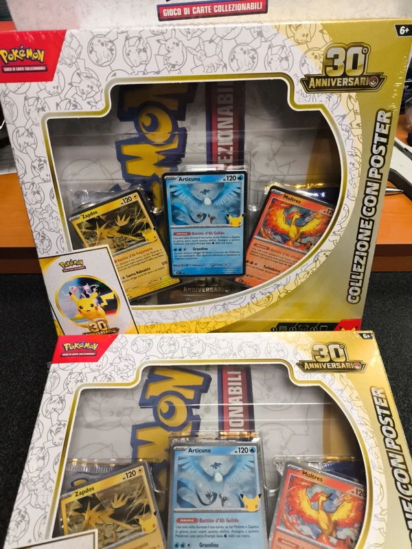 Pokemon 2 collezioni con poster 30th anniversario anniversario