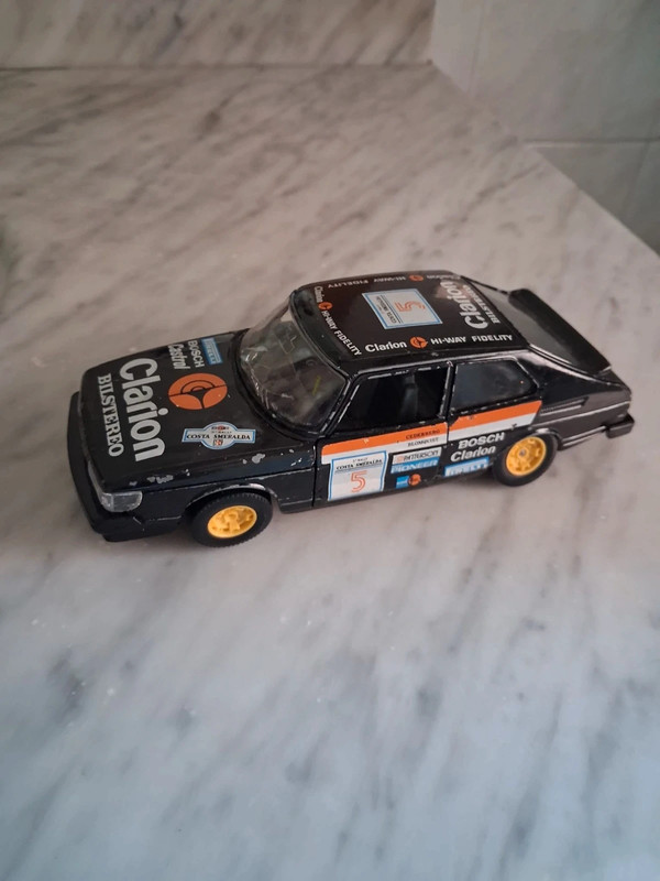 Saab 900 Turbo 1/24 Burago