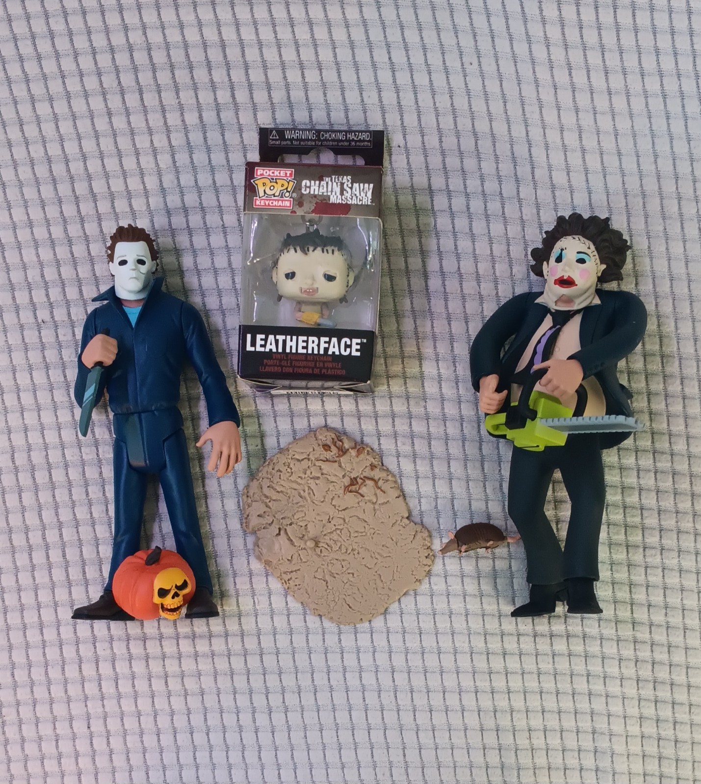 NECA Ultimate Toony personaggi horror e mini funko pop