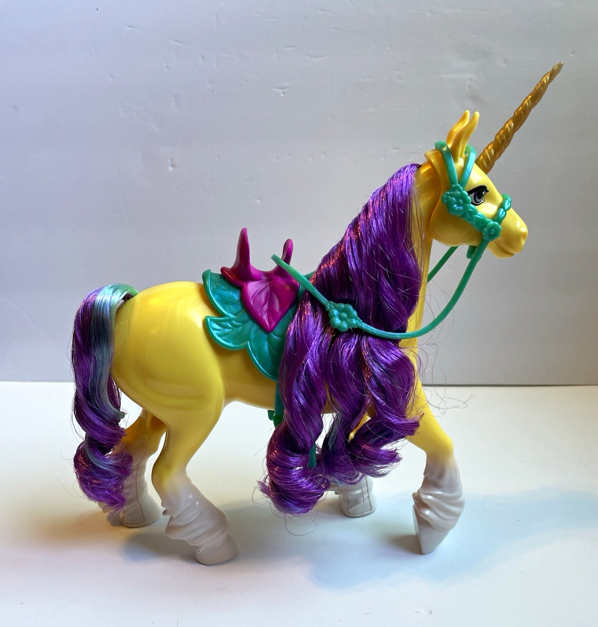 Statuina Accademia Unicorno Giallo Criniera Viola, Briglia Teal - Giocattolo Cavallo Foglia