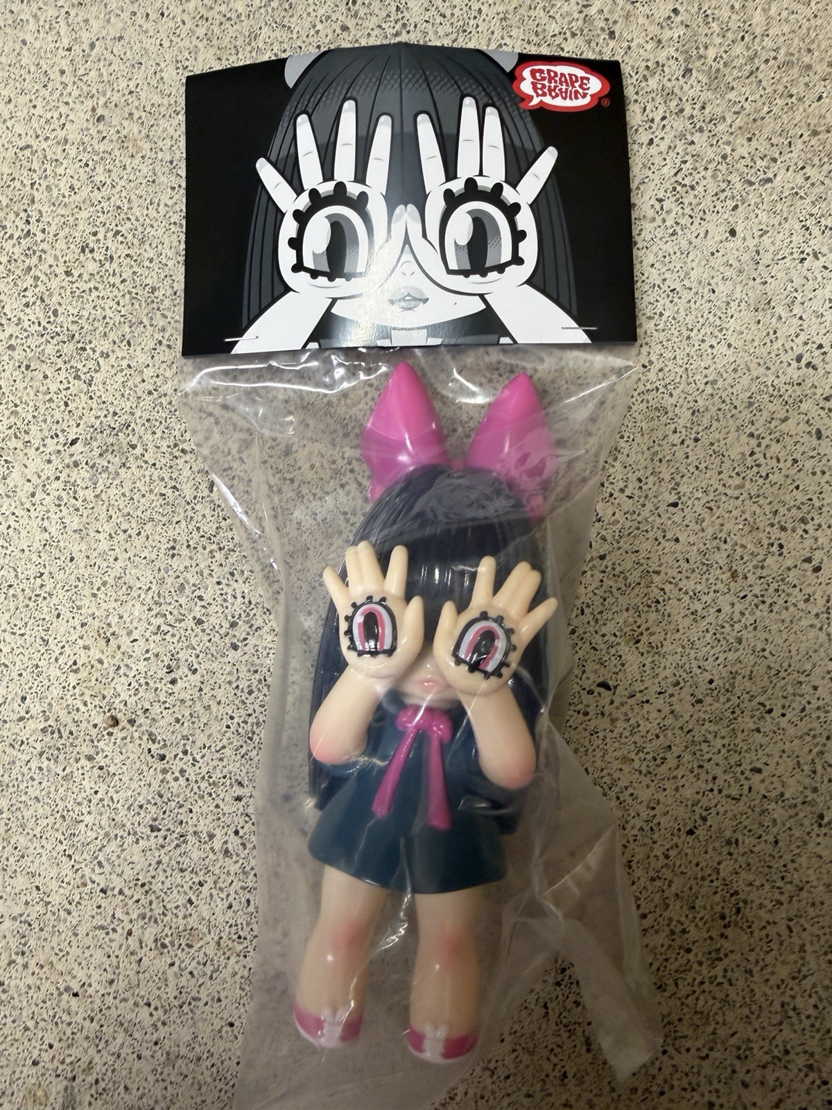 CERVELLO UVA vinile Sofubi figura Grapebrain Nigiru Chan colore viola in mano