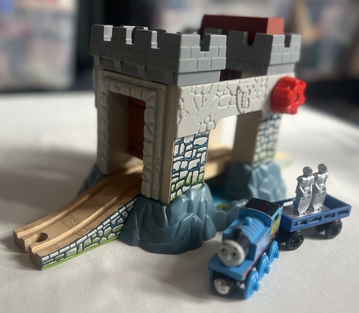 Thomas Wooden Railway Train ROLF'S CASTLE BRIDGE, ROYAL CREST THOMAS, KNIGHT +