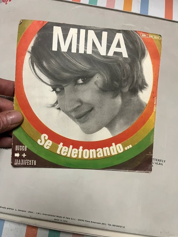 Mina, se telefonando