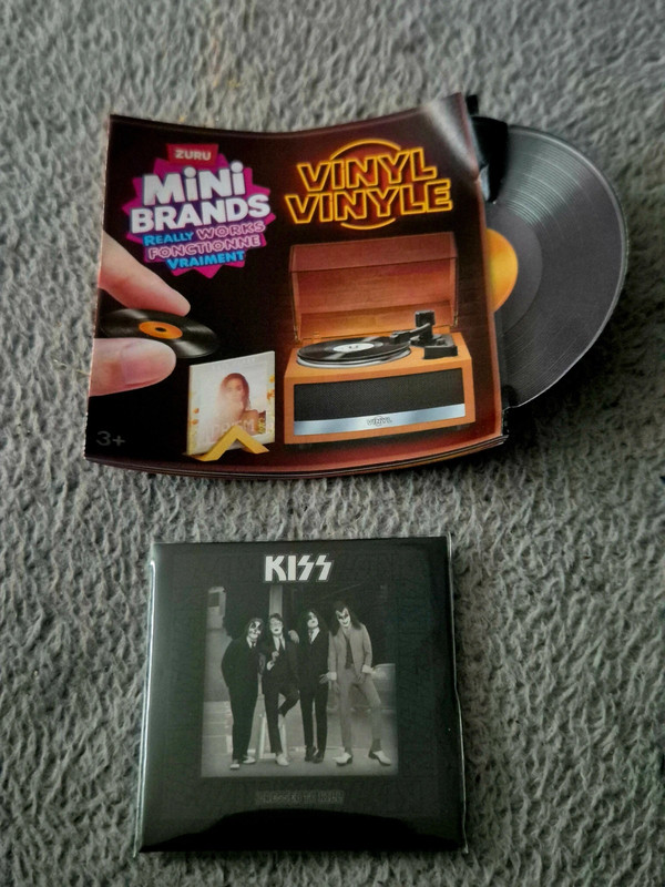 Zuru Mini Brands Vinyl Kiss