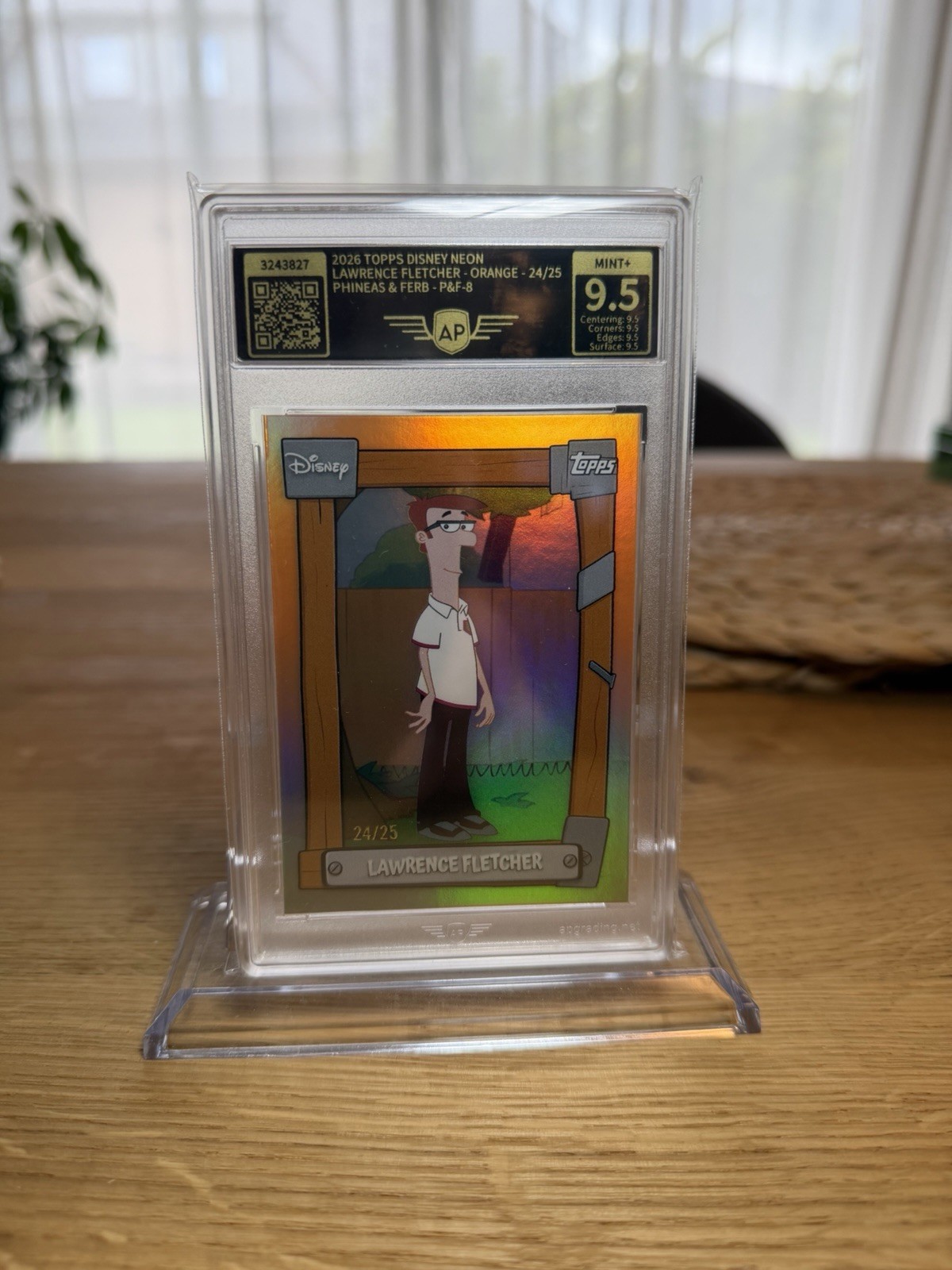 2026 Topps Disney Neon Lawrence Fletcher arancione /25 AP 9,5 come nuovo + 24/25