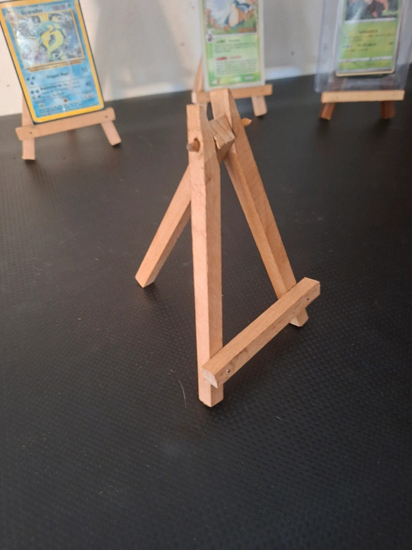 Cavalletto treppiedi per carte Pokémon