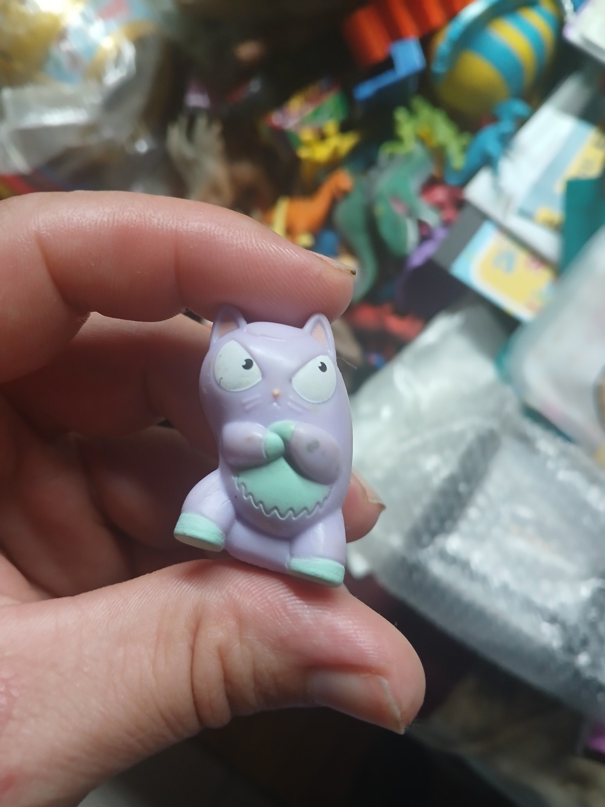 minifigure da collezione della serie Hasbro Lost Kitties blind-box. Viola 