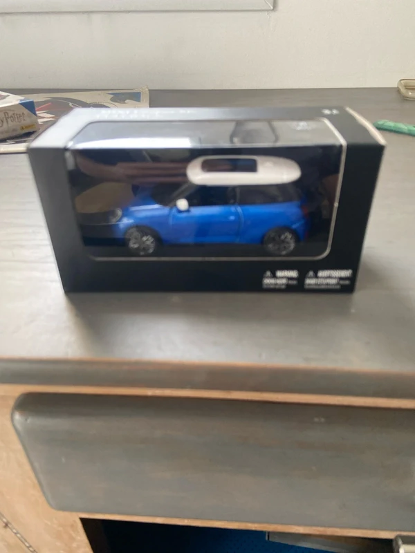Titre : Miniature MINI Cooper SE Pullback Bleue Toit Blanc - Réf Officielle - Neuve en boîte