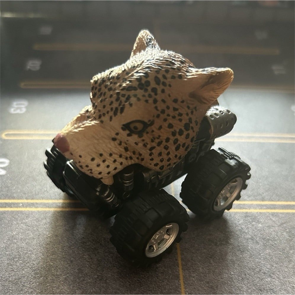 Action figure felino maculato su veicolo 4x4 a 4 ruote, plastica 4 cm