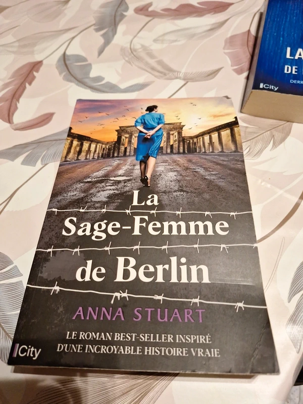 Livre la sage femme de Berlin. Anna stuart