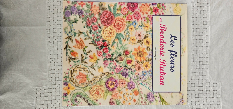 Livre Les fleurs en broderie ruban