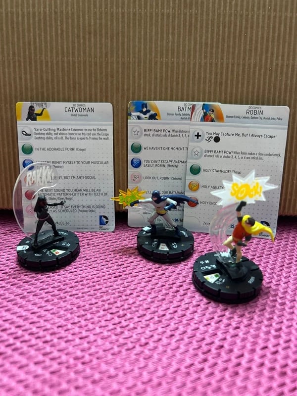 Lotto 3 Miniature DC HeroClix Batman Classic TV Series 1966 + Carte (Batman, Robin, Catwoman)