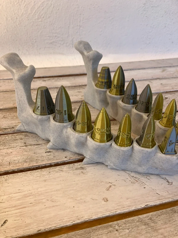Set dadi D&D Dragon Teeth con mandibola di drago – Stampa 3D