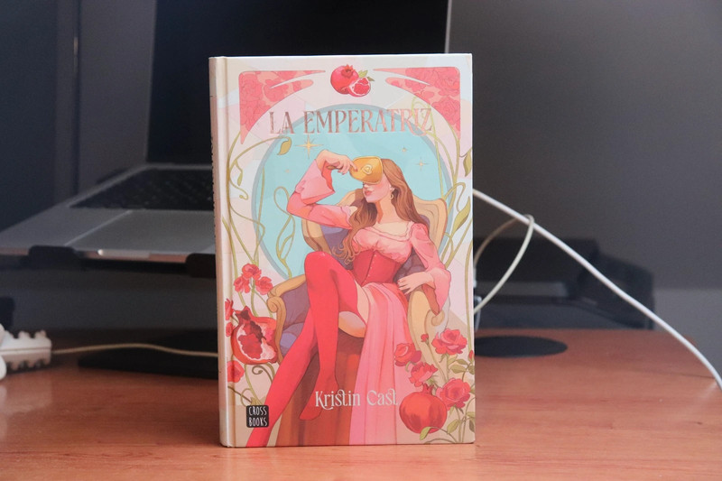 Libro La Emperatriz- Kristin Cast (Edición con canto pintado)