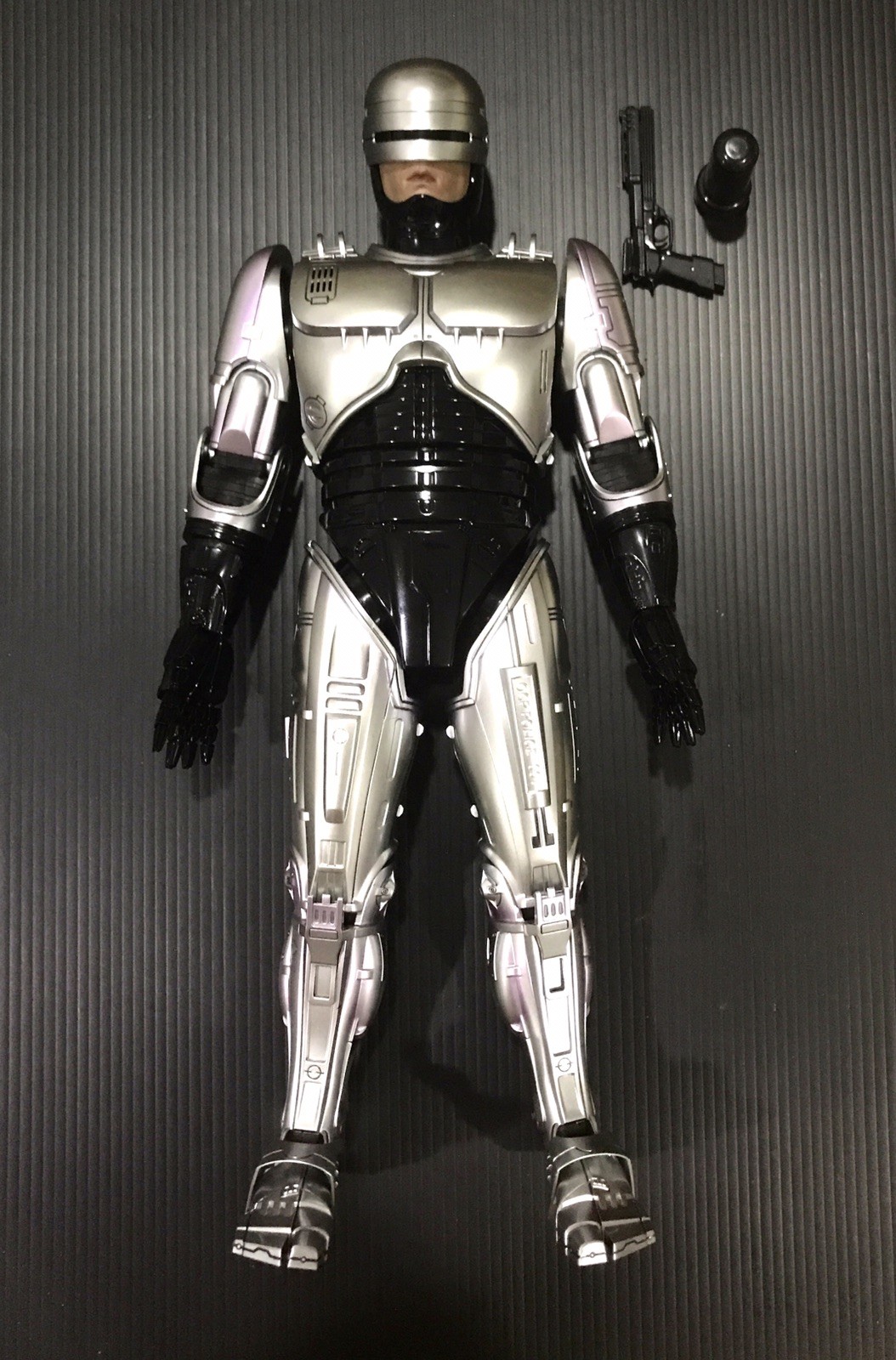 Hot Toys Robocop MMS202-D04  1/6 Scale Figure Action Figure, Pistol & Magnet