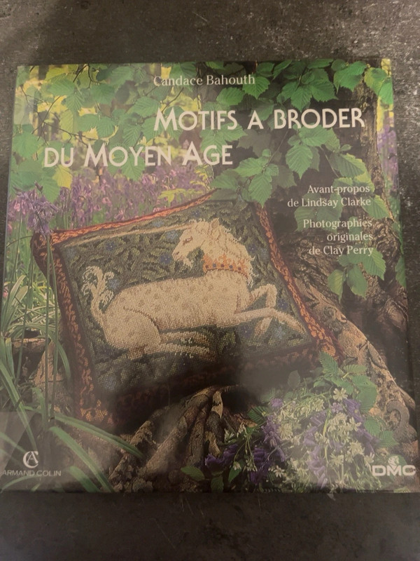 Motifs à broder du Moyen Âge – Candace Bahouth – Livre DMC – Comme neuf