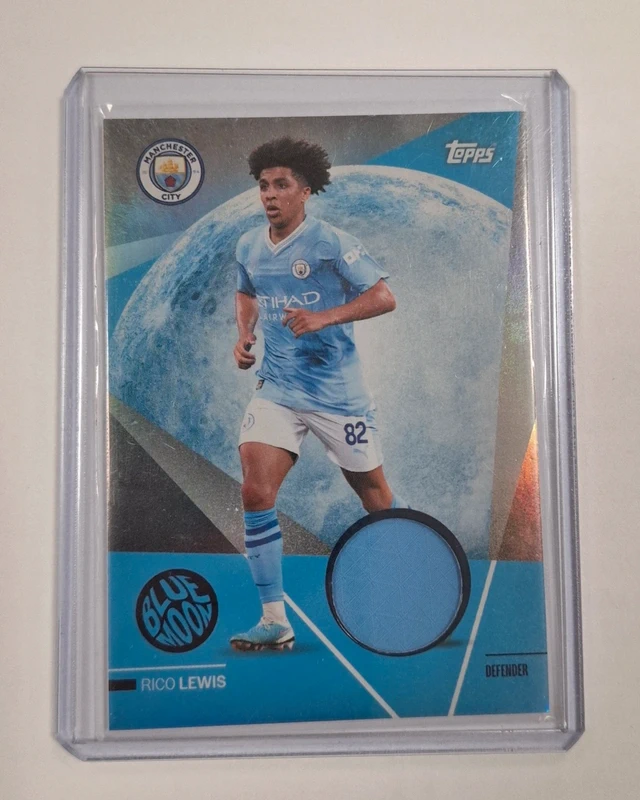 2023-24 Topps Manchester City Team Set – Rico Lewis Blue Moon Relic Trikotkarte
