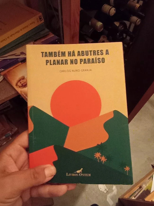 Também há abutres a planar no paraíso, da autoria de Carlos Nuno Granja