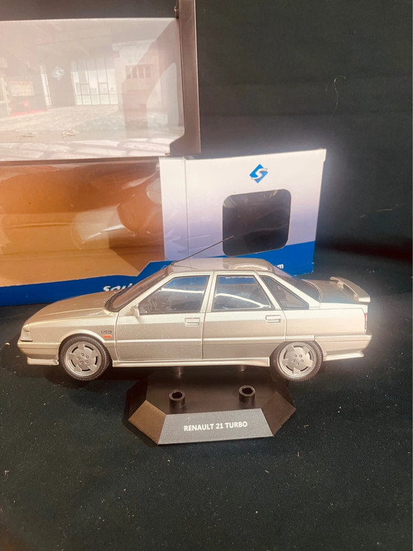 Voiture Renault 21 turbo 1:18