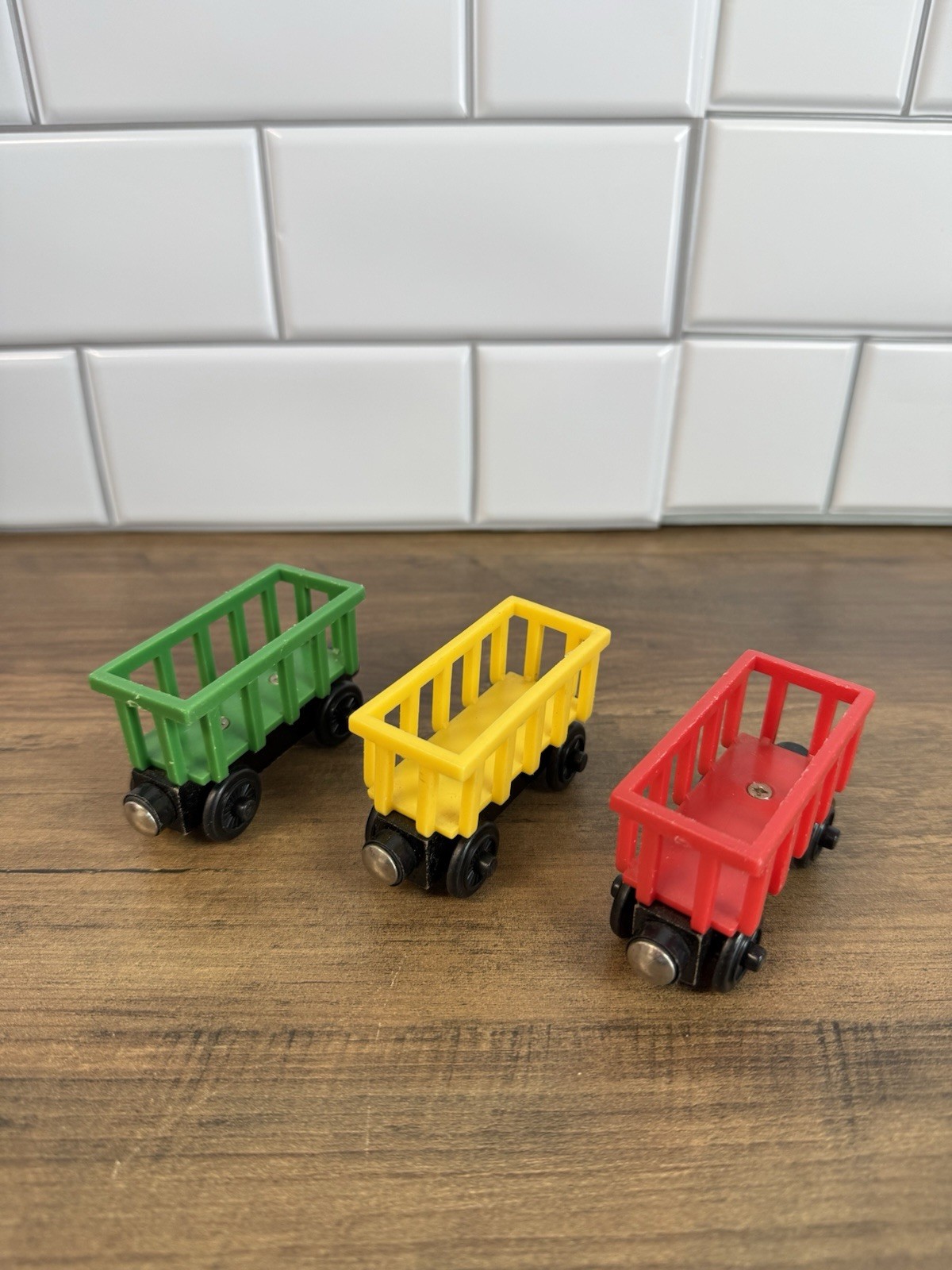 Trenini da circo in legno Thomas and Friends 2001, rosso, giallo e verde