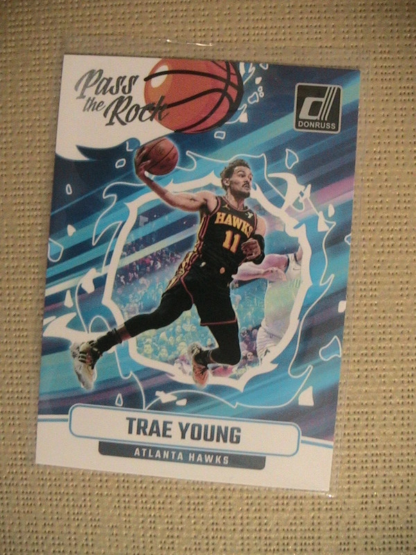 Carte NBA Trae Young "Hawks" Panini Donruss 2024-2025 Pass the Rock #9 #jordanecolomb