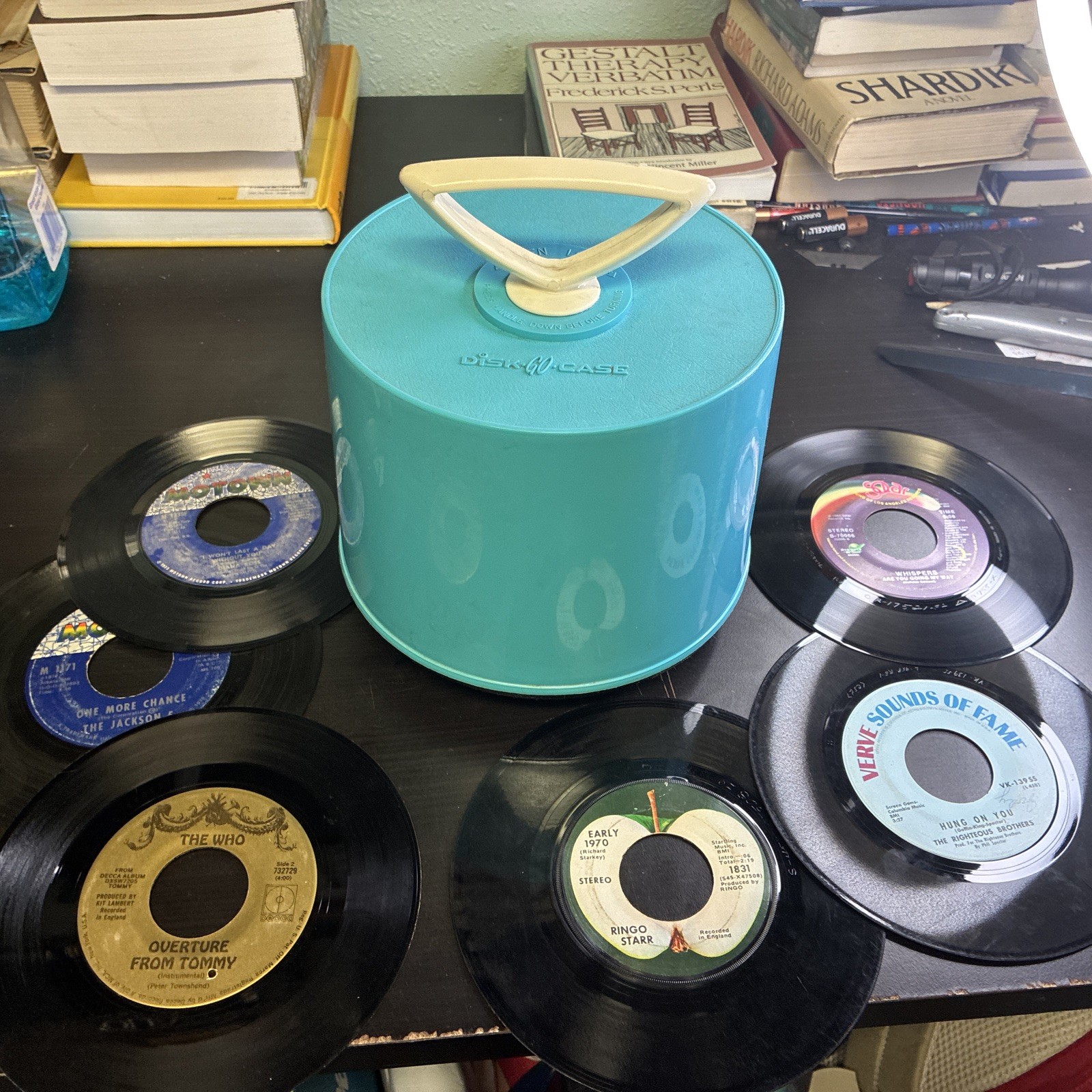 45 PC 45RPM ASSORTMENT 1970S AWESOME ARTISTS WITH DISK-GO-CASE. CLEAN