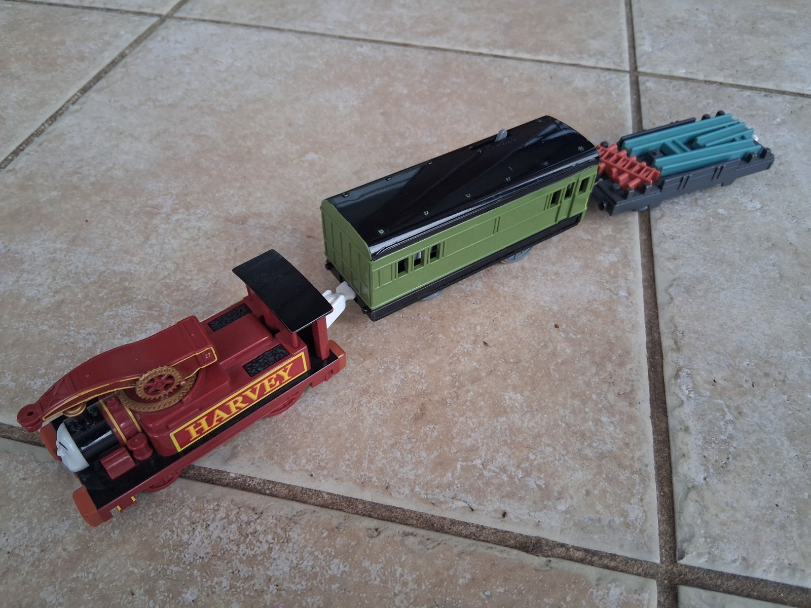 Trenino Thomas Trackmaster Harvey con carrozza e camion motorizzati, batteria op'd TOMY