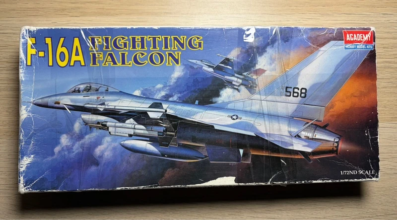 maquette 1/72 F-16A Academy