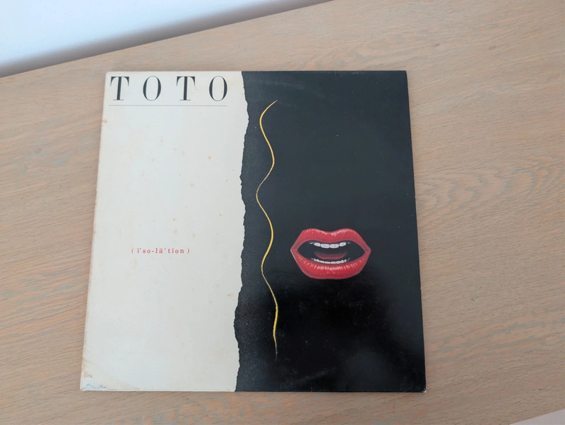 Vinyle 33T TOTO – Isolation – Pressage Original Europe (CBS 86305)