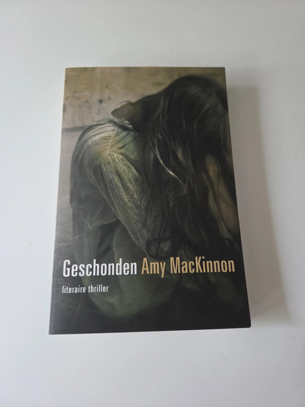 Thriller van Amy Mackinnon "Geschonden"