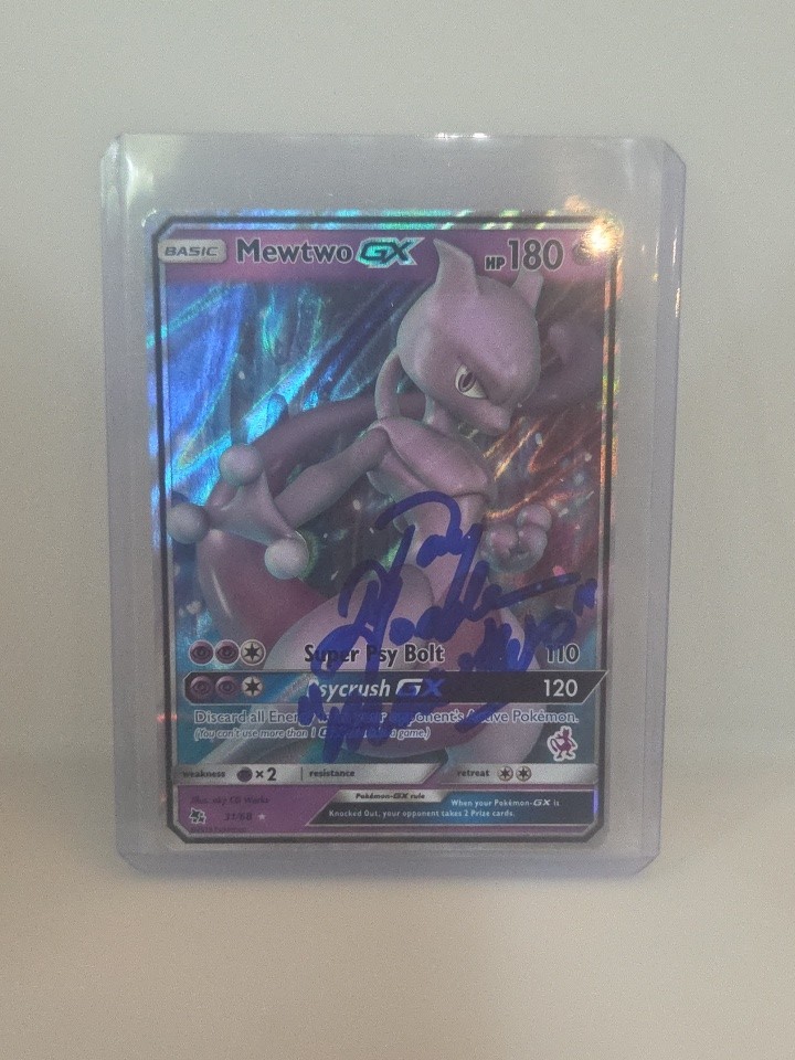 Autografo Mewtwo SHSH229. Jay Goede (Voce di Mewtwo) IG. Autenticata JSA.