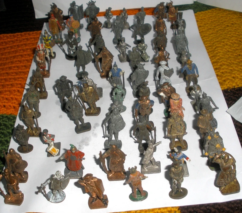 Lotto di 66 Soldatini in Metallo Vintage e Sorpresine Kinder (Samurai, Romani, Cavalieri)