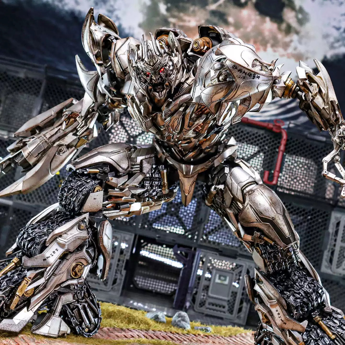 Transformation Tank Megatron ME005 DLX 32cm Inflexible Action Figure Toy Gift