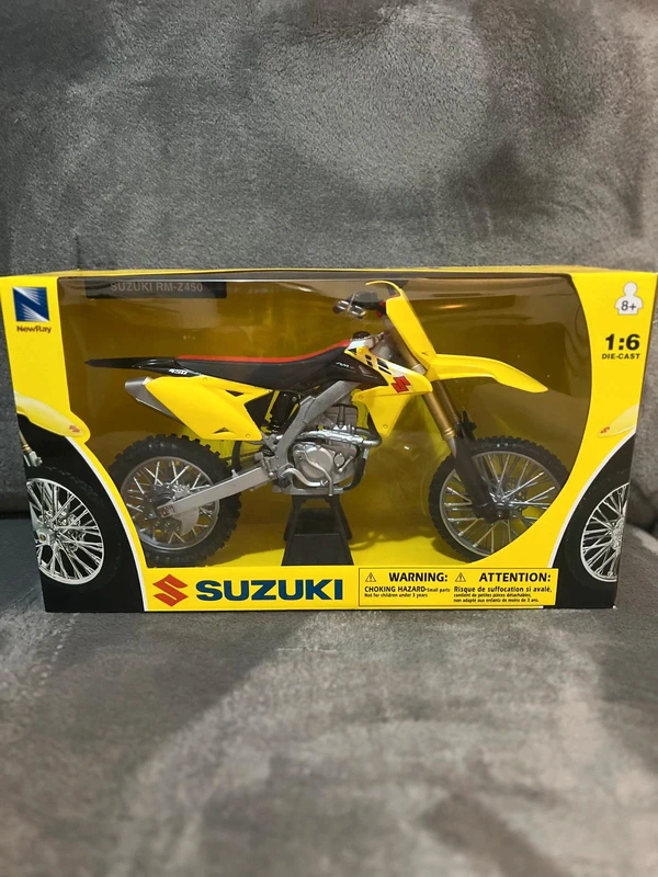 Moto Suzuki RM-Z 450, Scala 1:6