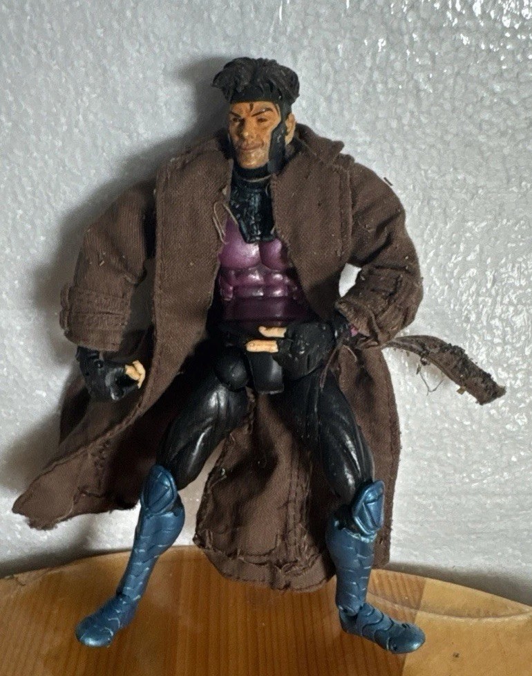 Toy Biz Marvel Legends Gambit con cappotto sciolto X-Men
